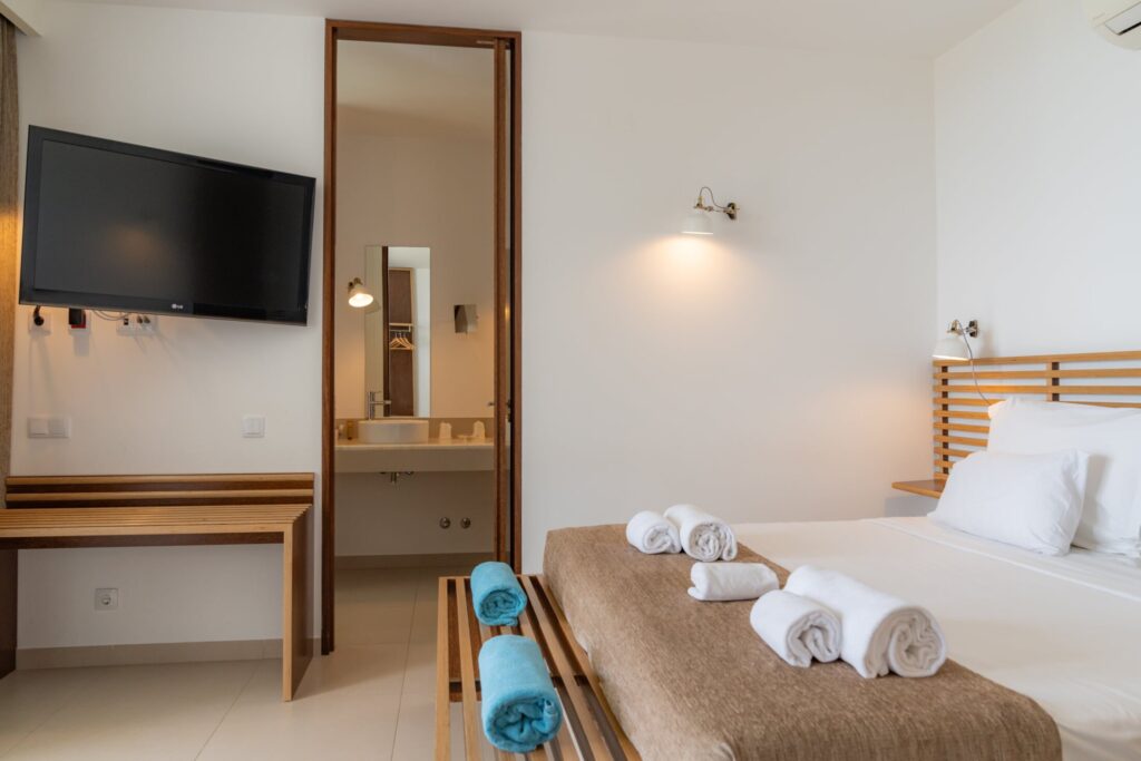 double bed - bedroom with a bathroom