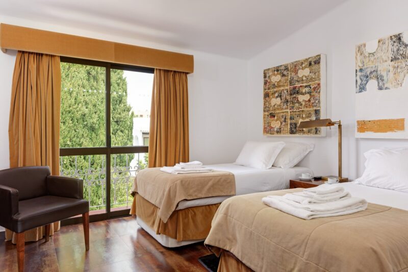 2 single bed - bedroom